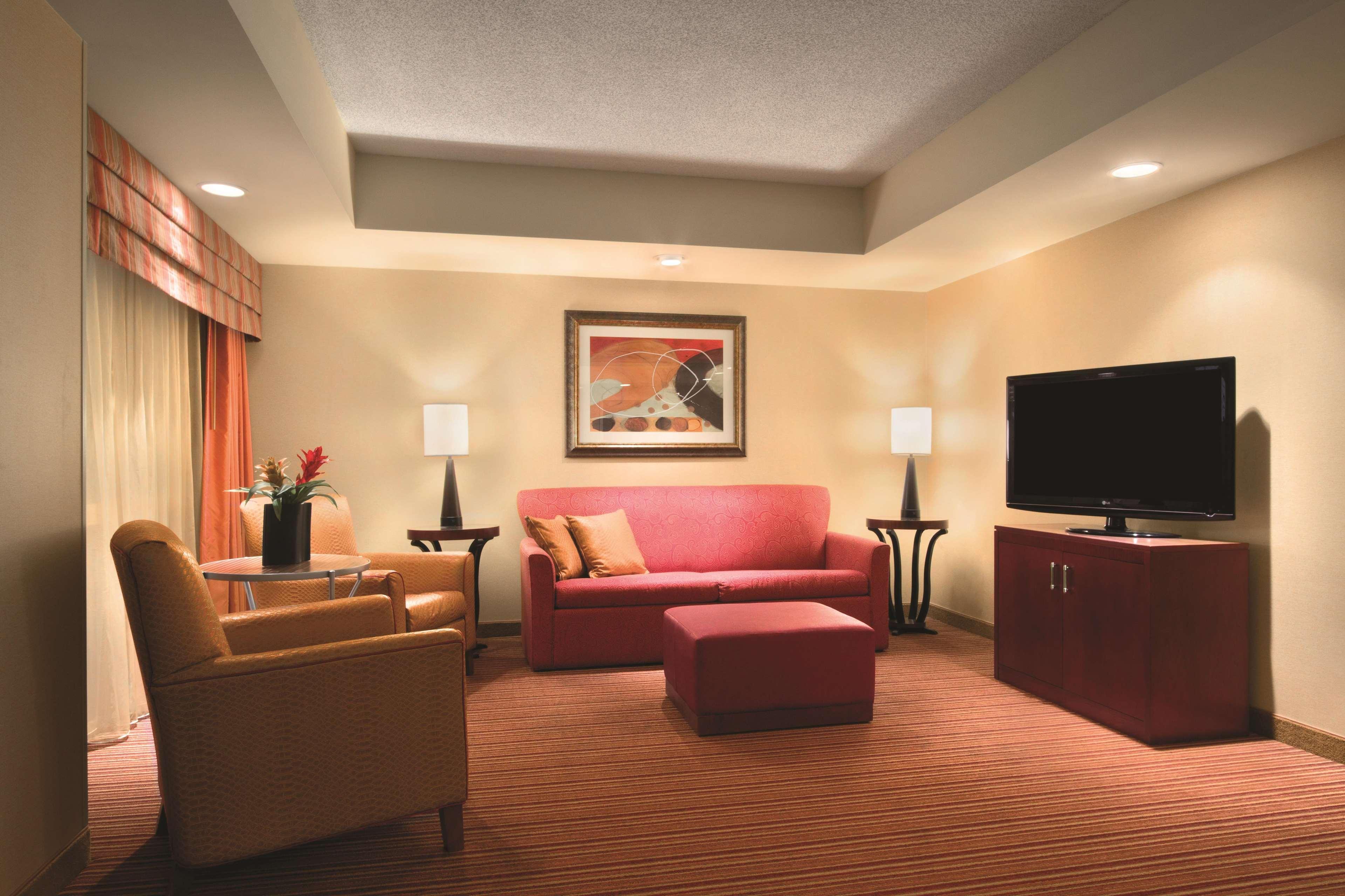 Embassy Suites By Hilton Norman Hotel & Conference Center Værelse billede
