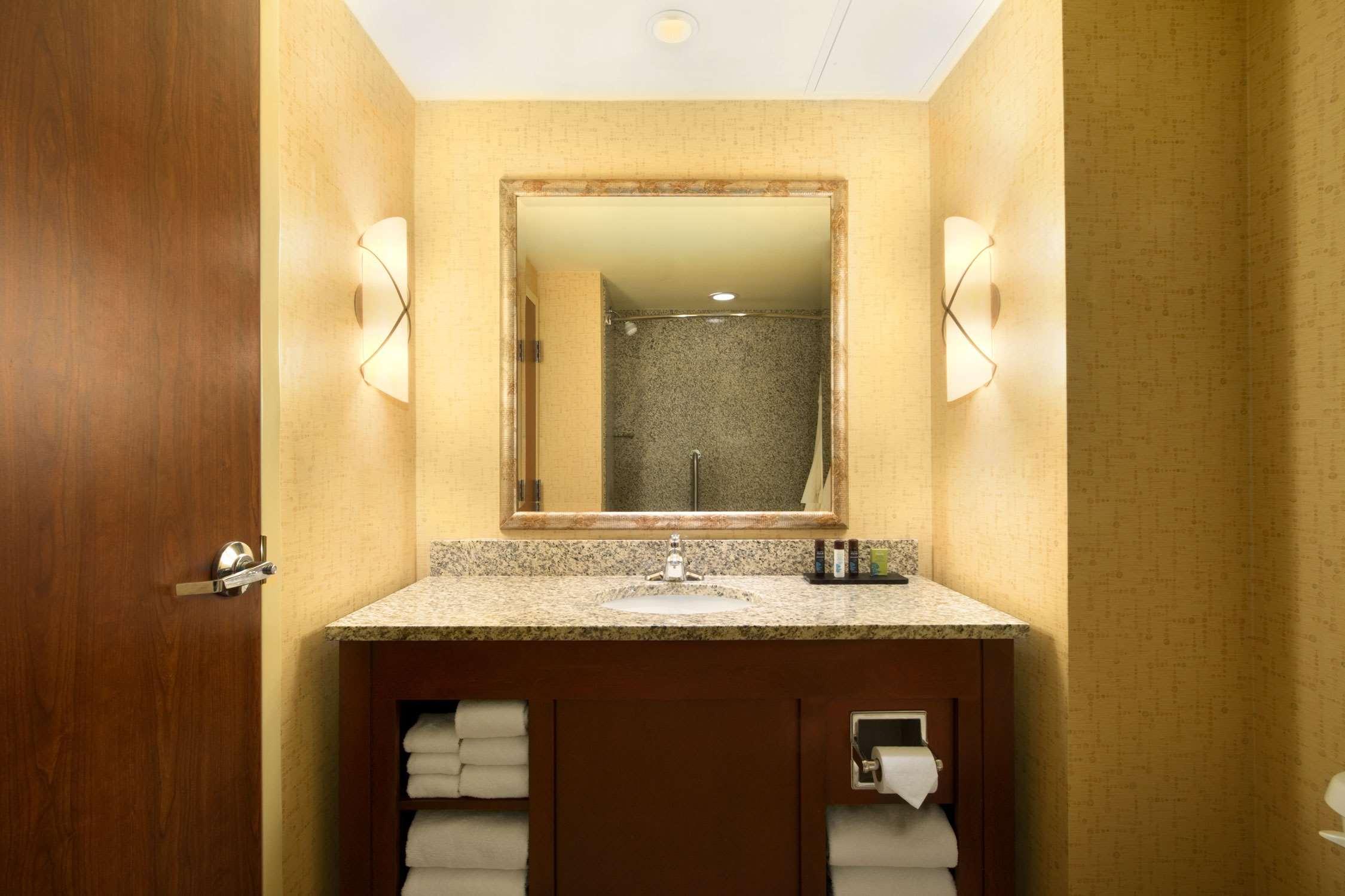 Embassy Suites By Hilton Norman Hotel & Conference Center Værelse billede