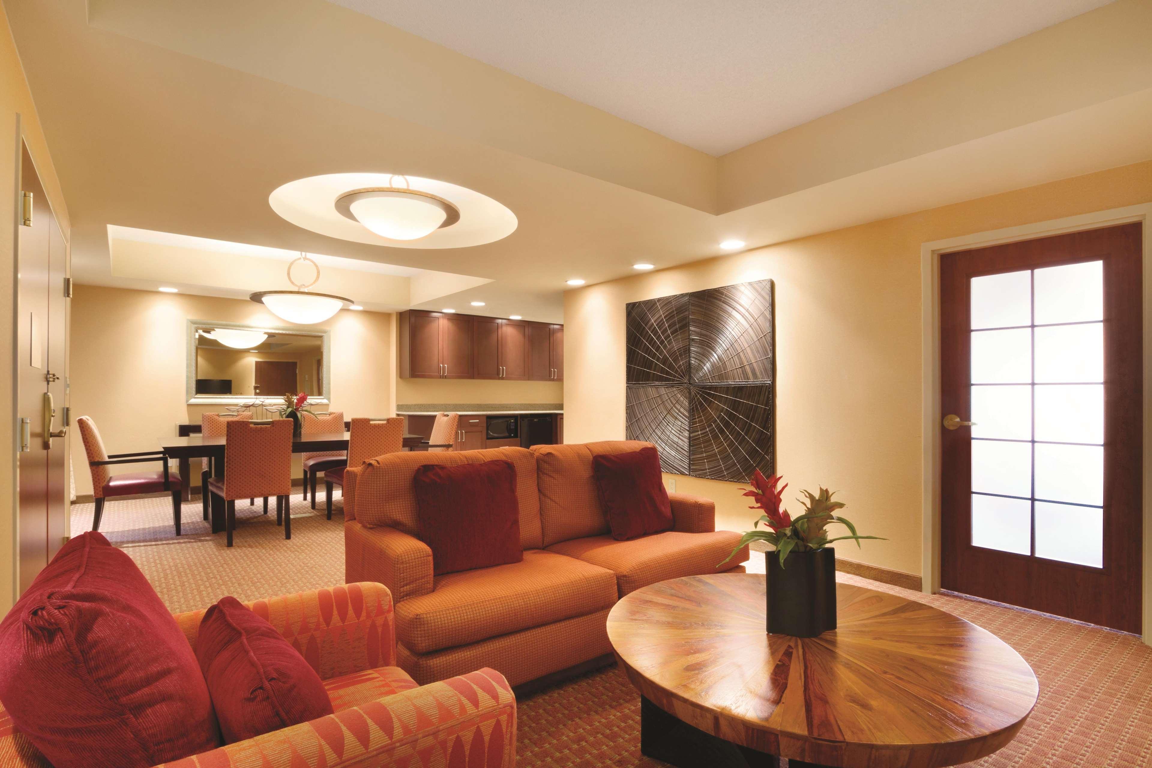 Embassy Suites By Hilton Norman Hotel & Conference Center Værelse billede